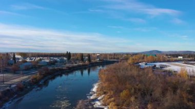Fairbanks City ve Chena River, sonbahar sabahı. Alaska, ABD. Hava Görünümü