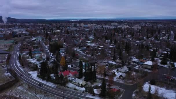 Fairbanks Downtown am bewölkten Wintertag. Alaska, USA. Luftaufnahme — Stockvideo