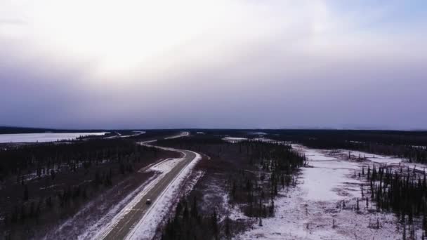 Coche en Parks Highway en invierno. Alaska, Estados Unidos. Vista aérea — Vídeos de Stock
