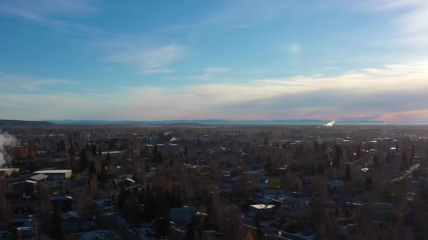 Fairbanks Downtown в солнечное зимнее утро. Аляска, США. Вид с воздуха — стоковое видео