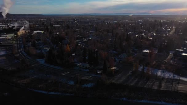 サニー冬の朝のフェアバンクスシティ。アラスカ、アメリカ。空中展望 — ストック動画