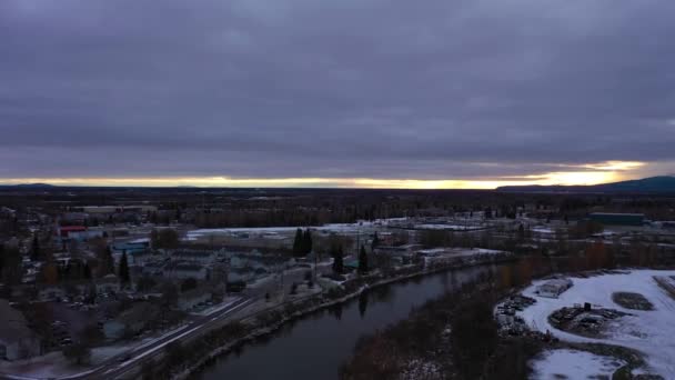 Фэрбенкс Сити и Чена Ривер в облачный зимний день. Аляска, США. Вид с воздуха — стоковое видео