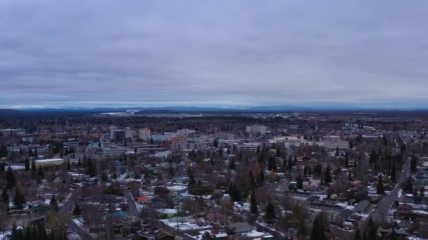 曇りの冬の日にフェアバンクスシティ。アラスカ、アメリカ。空中展望 — ストック動画