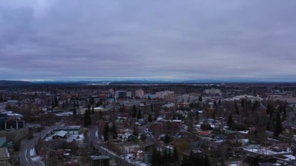 フェアバンクス冬の日にダウンタウン。アラスカ、アメリカ。空中展望 — ストック動画