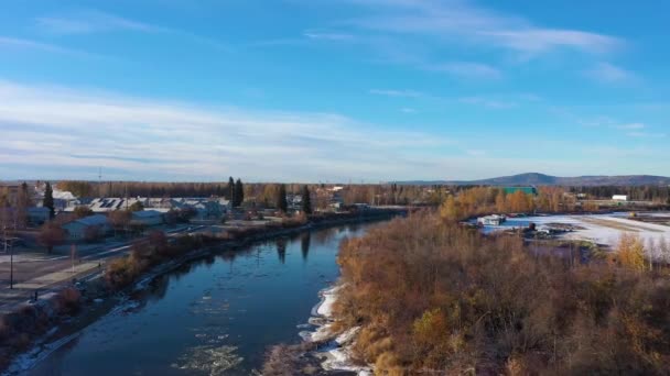 Fairbanks City och Chena River på höstmorgonen. Alaska, USA. Flygvy — Stockvideo
