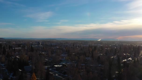 Fairbanks Downtown le matin ensoleillé d'hiver. Alaska, États-Unis. Vue Aérienne — Video