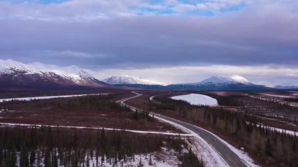 Auto op Parks Highway in de winter. Alaska, USA. Luchtzicht — Stockvideo