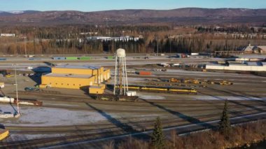 FAIRBANKS, ABD - 17 Ekim 2018: Sonbahar sabahı Su Kulesi ve Alaska Demiryolu. Alaska, ABD. Hava Görünümü