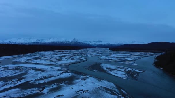 Chulitna rivier en bergen van Alaska in de winter. Verenigde Staten. Luchtzicht — Stockvideo