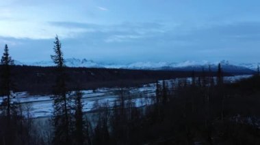Kışın Alaska Dağları. ABD. Hava Görünümü