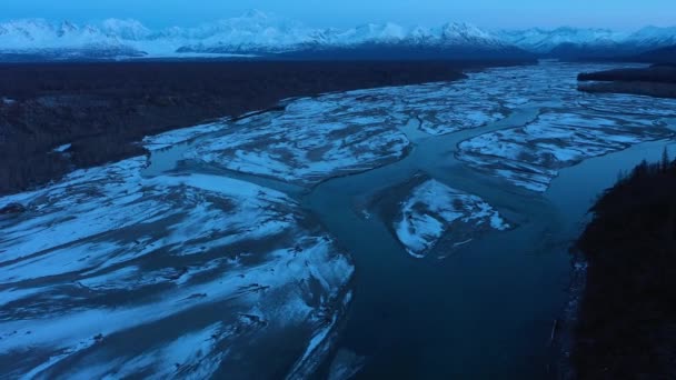 O Monte Denali e o Rio Chulitna no Inverno. Alaska, EUA. Vista aérea — Vídeo de Stock