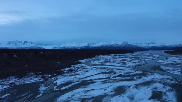 Glaciar Ruth, río Chulitna y montañas de Alaska en invierno. Estados Unidos. Vista aérea — Vídeos de Stock