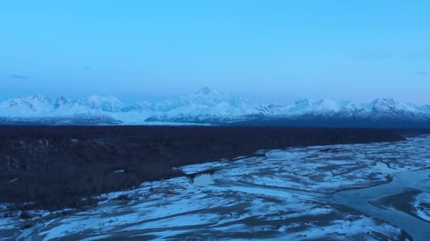 Гора Денали и река Чулитна зимой. Аляска, США. Вид с воздуха — стоковое видео