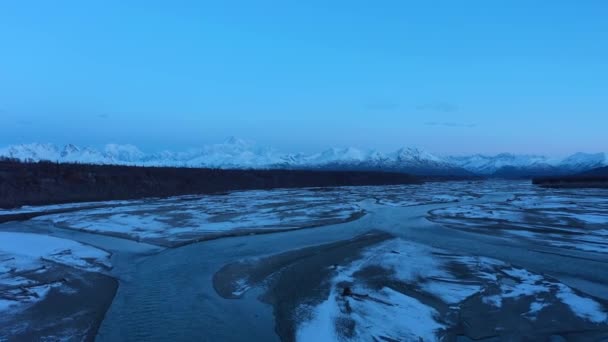 Góra Denali i rzeka Chulitna w zimie. Alaska, USA. Widok z powietrza — Wideo stockowe