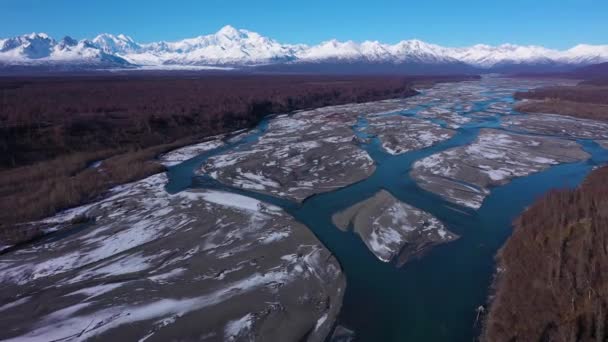 Monte Denali e Rio Chulitna no dia ensolarado de inverno. Alaska, EUA. Vista aérea — Vídeo de Stock