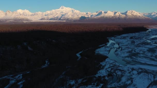 Monte Denali y el río Chulitna en invierno al amanecer. Alaska, Estados Unidos. Vista aérea — Vídeo de stock