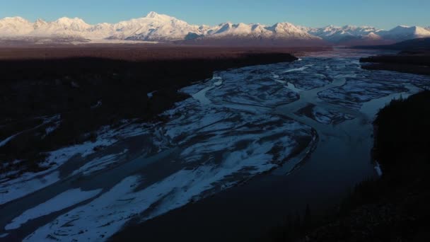 Góra Denali i rzeka Chulitna zimą o wschodzie słońca. Alaska, USA. Widok z powietrza — Wideo stockowe
