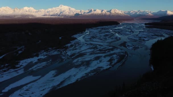 Monte Denali y el río Chulitna en invierno al amanecer. Alaska, Estados Unidos. Vista aérea — Vídeos de Stock