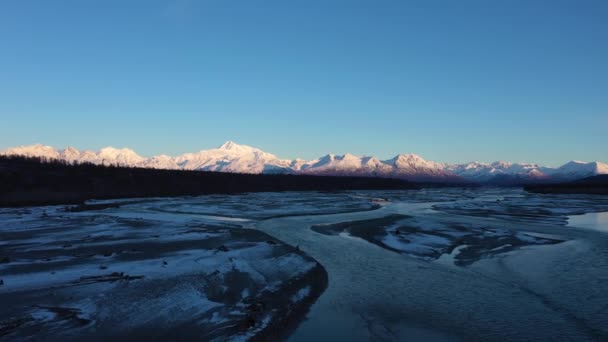 Monte Denali y el río Chulitna en invierno al amanecer. Alaska, Estados Unidos. Vista aérea — Vídeos de Stock