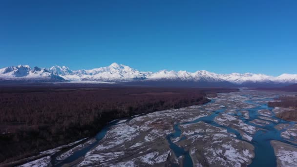 Góra Denali i rzeka Chulitna w zimowy słoneczny dzień. Alaska, USA. Widok z powietrza — Wideo stockowe