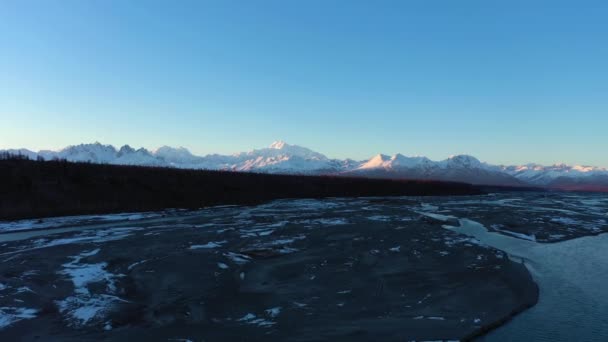 Góra Denali i rzeka Chulitna zimą o zachodzie słońca. Alaska, USA. Widok z powietrza — Wideo stockowe