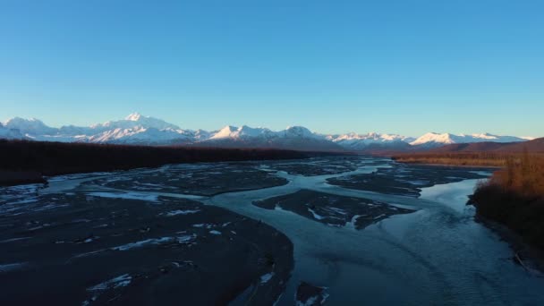 Mount Denali en Chulitna River in de winter bij zonsondergang. Alaska, USA. Luchtzicht — Stockvideo