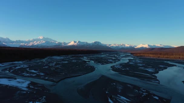 Monte Denali y el río Chulitna en invierno al atardecer. Alaska, Estados Unidos. Vista aérea — Vídeo de stock