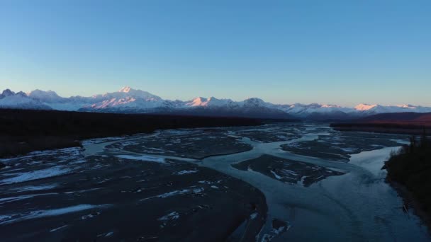 Góra Denali i rzeka Chulitna zimą o zachodzie słońca. Alaska, USA. Widok z powietrza — Wideo stockowe