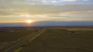 Arabalar Sunset Otoyolu 'nda. Montana, ABD. Hava Görünümü