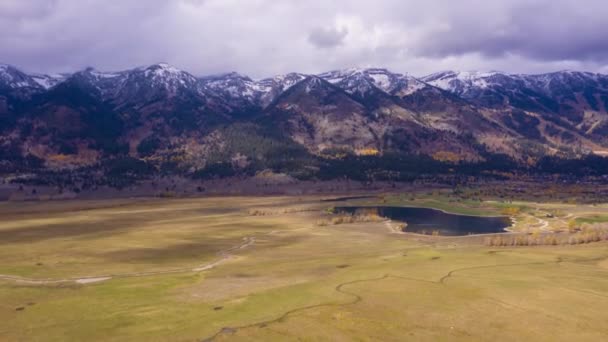 Teton Range y Meadow en el día nublado de otoño. Wyoming, Estados Unidos. Vista aérea — Vídeos de Stock