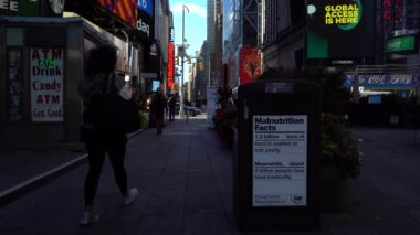 NEW YORK CITY, ABD - 29 Eylül 2021: Times Meydanı 'ndaki Yetersiz Beslenme Gerçekleri Bildirgesi