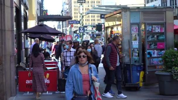 NOWOŚĆ YORK CITY, USA - PAŹDZIERNIK 01, 2021: Tłum ludzi na 7. alei w słoneczny poranek — Wideo stockowe