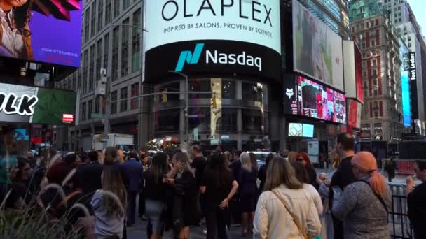 НЬЮ-ЙОРК, США - 30 СЕНТЯБРЯ 2021: Олаплекс IPO Billboard на Nasdaq MarketSite и толпа людей на Таймс-сквер в солнечный день — стоковое видео