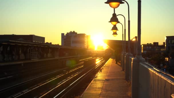 NEW YORK CITY, USA - OCTOBER 1, 2021: Elevated Line 7 Subway Train Departing from Station at Sunrise — 图库视频影像