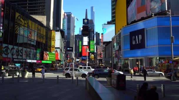 NEW YORK CITY, USA - WRZESIEŃ 29, 2021: Ruch samochodowy i ludzie na Times Square w słoneczny dzień — Wideo stockowe