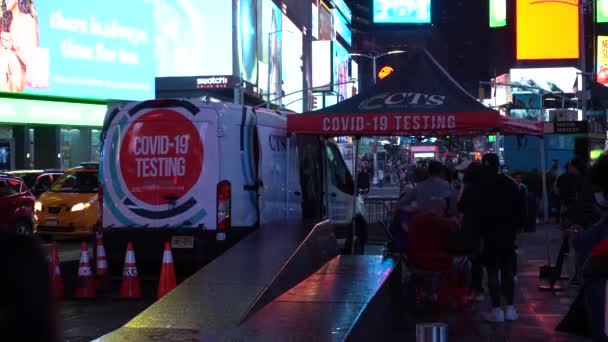 NUEVA YORK CITY, EE.UU. - 28 DE SEPTIEMBRE DE 2021: CTS Covid Testing en Times Square por la noche — Vídeo de stock