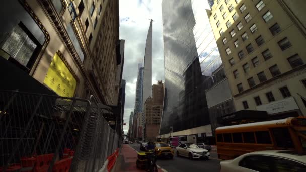 NEW YORK CITY, USA - 29 SETTEMBRE 2021: Traffico stradale sulla fila dei miliardari — Video Stock