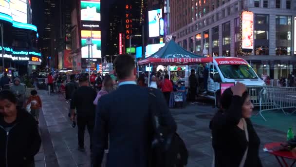 NOVA CIDADE DA IORQUE, EUA - 28 DE SETEMBRO DE 2021: Testes CTS Covid na Times Square à noite — Vídeo de Stock