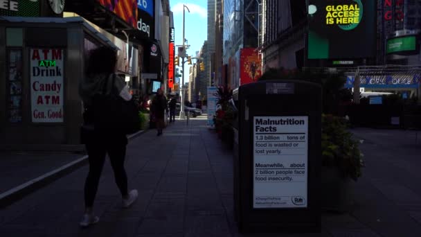 NEW YORK CITY, USA - SEPTEMBER 29, 2021: Ondervoeding Facts Billboard op Times Square — Stockvideo