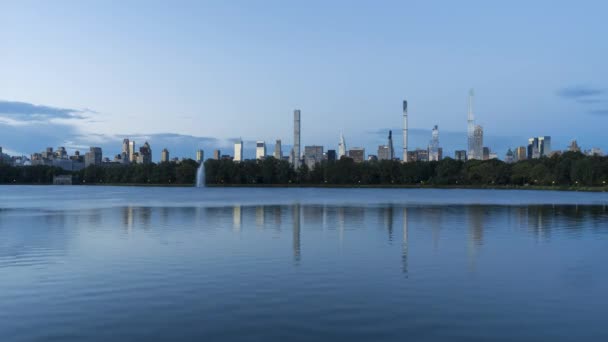 Manhattan Urban Skyline. Blick vom Central Park. New York City, USA — Stockvideo