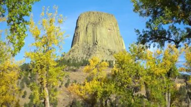 Sonbaharda Şeytani Kule Butte. Wyoming, ABD