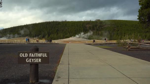 WYOMING, USA - Október 10, 2021: Régi hűséges Geyser. Yellowstone Nemzeti Park — Stock videók