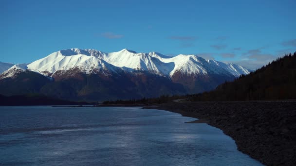 Turnagain Arm and Mountains op herfstdag. Alaska, USA. Luchtzicht — Stockvideo