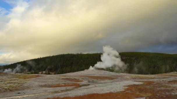 Oude trouwe Geiser. Nationaal park Yellowstone — Stockvideo