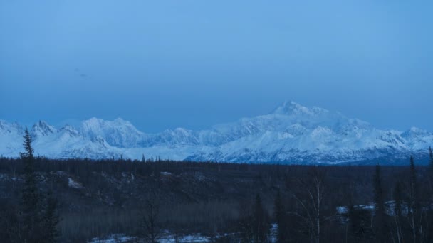 Góra Denali o wschodzie słońca. Alaska, USA — Wideo stockowe