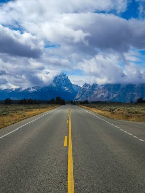 Sonbaharda Teton Dağı Sıradağları ve Yolu. Mavi Gökyüzü. Grand Teton Ulusal Parkı, Wyoming, ABD