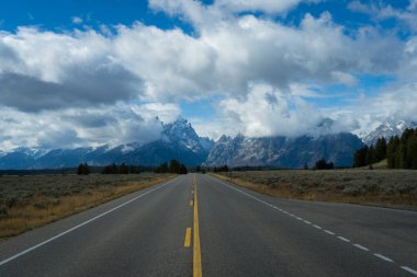 Sonbaharda Teton Dağı Sıradağları ve Yolu. Mavi Gökyüzü. Grand Teton Ulusal Parkı, Wyoming, ABD