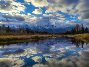 Yılan Nehri 'ndeki Teton Dağı Sıradağları ve Yansıması. Schwabacher Landing. Grand Teton Ulusal Parkı, Wyoming, ABD