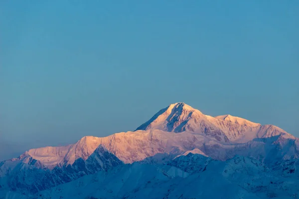 Gün doğumunda pembe-mavi Denali Dağı. Alaska, ABD