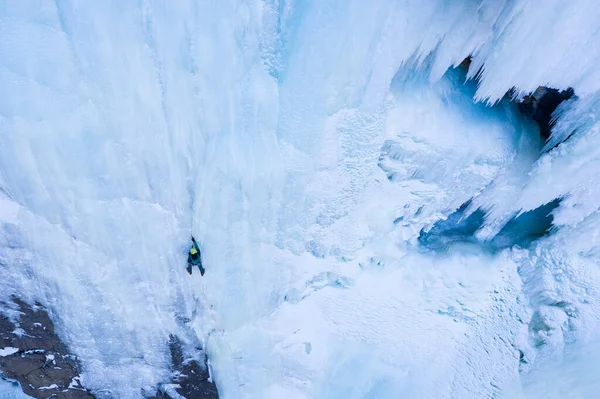 Ο άνθρωπος προηγείται στον 'ις. Αναρρίχηση πάγου στον Κατεψυγμένο Καταρράκτη, Αεροφωτογραφία. Κοιλάδα Barskoon, Κιργιστάν — Φωτογραφία Αρχείου
